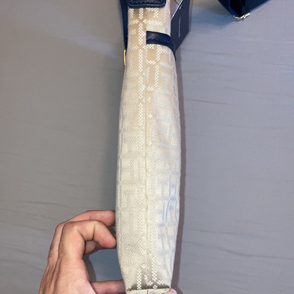Tommy Hilfiger / Cream Crossbody - Picture 9 of 11